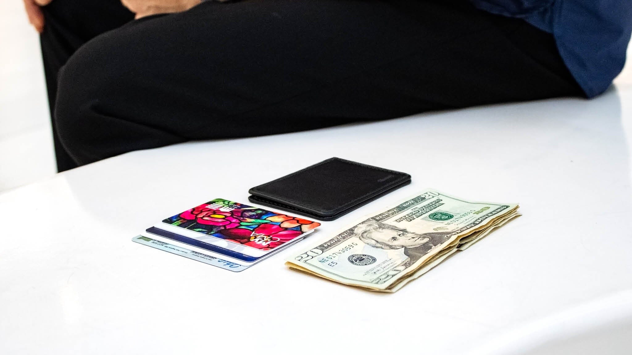 Slimmy R1S1: Half the size, double the impact. Our minimalist wallet doesn't defy physics—it embraces it.